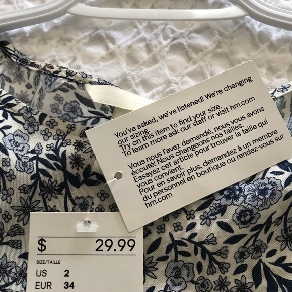 Dress with open shoulders - Picture 2 of 2